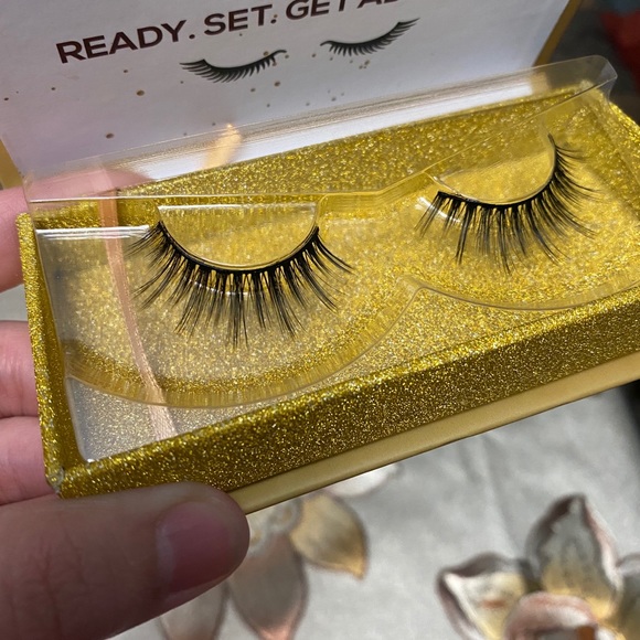 Lashes - Picture 4 of 5